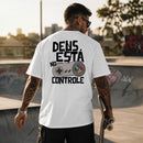 Camiseta Deus no Controle Streetwear Unissex